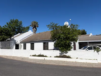 5 Bedroom Townhouse For Sale in Blouberg - 4C5c.webp