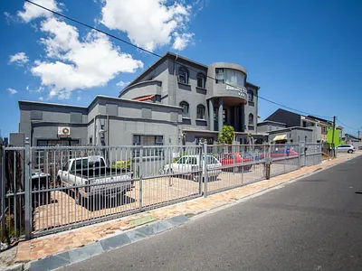 6.5 Bedroom Apartment For Sale in Cape Town - djqq.webp