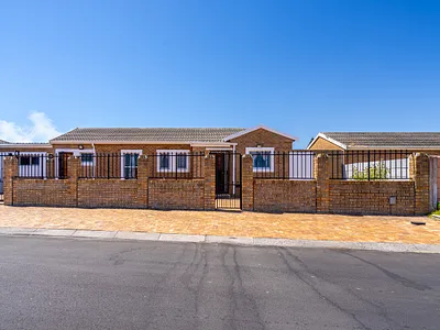 5 Bedroom House For Sale in Cape Town - HWIZ.webp