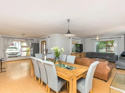 4 Bedroom House For Sale in Cape Town - kjLi.webp
