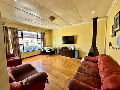 4 Bedroom House For Sale in Goodwood - 9H5r.webp