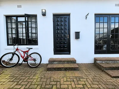 2 Bedroom House For Sale in Cape Town - GcQl.webp