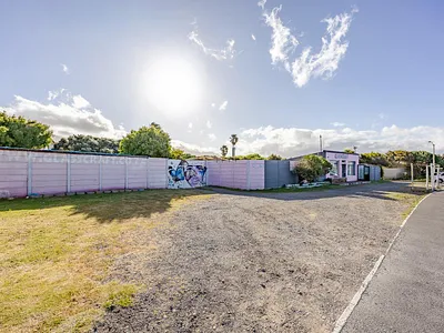 8 Bedroom House For Sale in Cape Town - 7yHi.webp