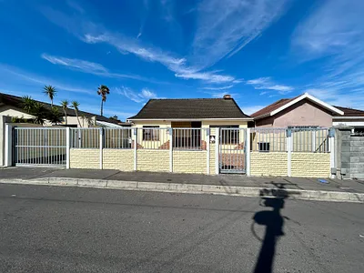 3 Bedroom House For Sale in Parow - v6il.webp