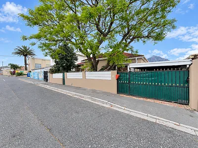 4 Bedroom House For Sale in Cape Town - ZXwX.webp