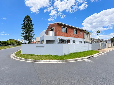 6 Bedroom House For Sale in Milnerton - LrTk.webp