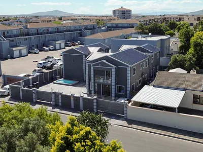 14 Bedroom House For Sale in Blouberg - V6d8.webp