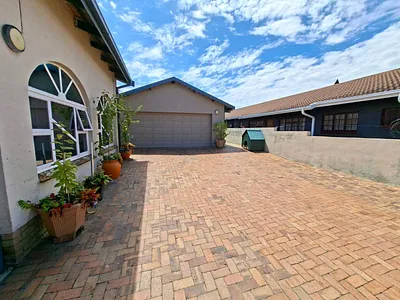 3 Bedroom House For Sale in Estcourt - img