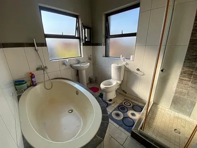 6 Bedroom Townhouse For Sale in Akasia - img