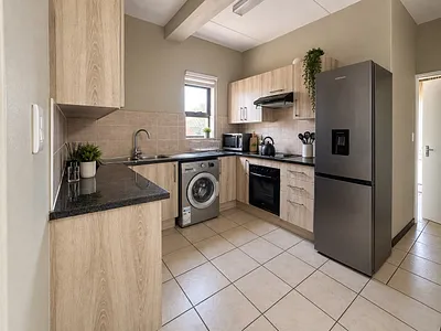 2 Bedroom Apartment For Sale in Roodepoort - img
