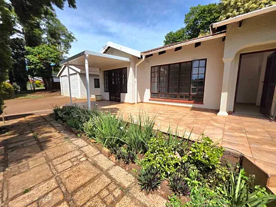 4 Bedroom House For Sale in Waterfall, Hillcrest - mCO5.webp