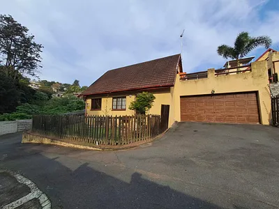 3 Bedroom Townhouse For Sale in Queensburgh - 5WpX.webp