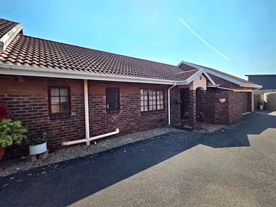 2 Bedroom Townhouse For Sale in Queensburgh - JlGZ.webp