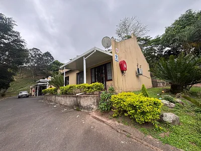 3 Bedroom Townhouse To Rent in Queensburgh - 6IrY.webp