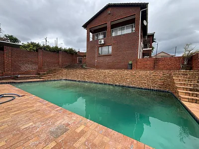 4 Bedroom House For Sale in Queensburgh - mhLQ.webp