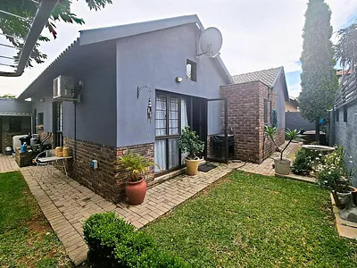 3 Bedroom House For Sale in Olympus AH, Pretoria - rVfq.webp