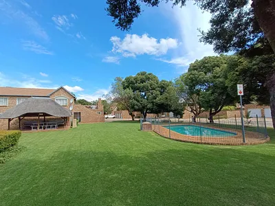 2 Bedroom Townhouse For Sale in Pretoria - 8N2k.webp