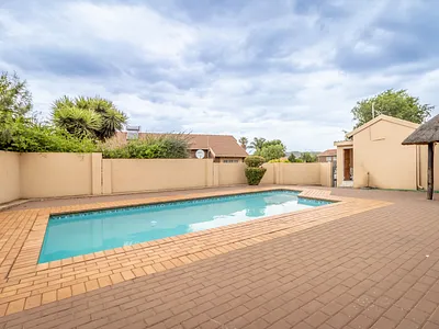 2 Bedroom Townhouse For Sale in Allen's Nek, Roodepoort - P7h6.webp