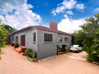 3 Bedroom House For Sale in Roodepoort - 6gRx.webp