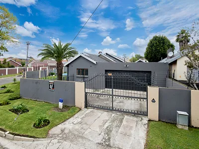 4 Bedroom House For Sale in Roodepoort - 2FFH.webp