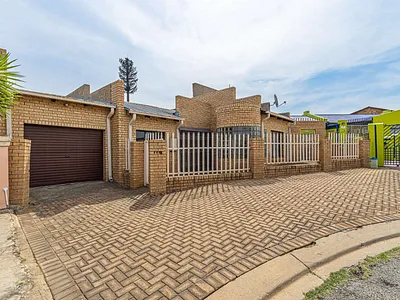 4 Bedroom House For Sale in Eldorado Park, Soweto - m8CC.webp