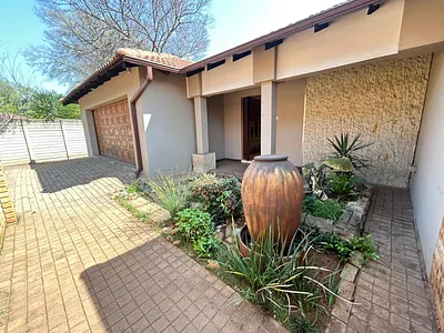 4 Bedroom House For Sale in Vereeniging - 4PeL.webp