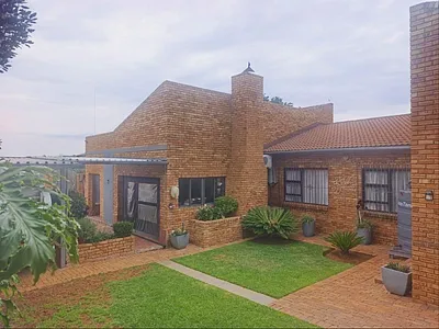 4 Bedroom House For Sale in Alberton - yp89.webp