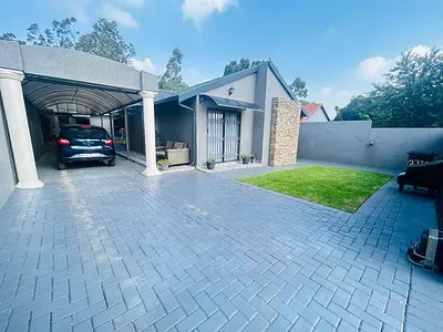 3 Bedroom House For Sale in Johannesburg - z8Hw.webp