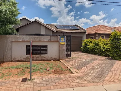 3 Bedroom House For Sale in Soweto - guIp.webp
