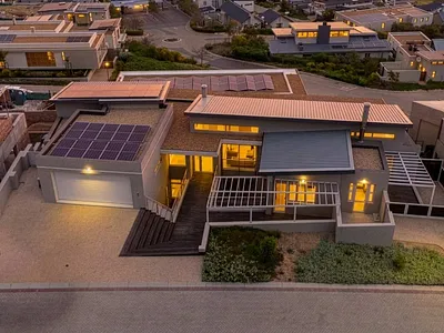 5 Bedroom House For Sale in Somerset West - 5yhG.webp
