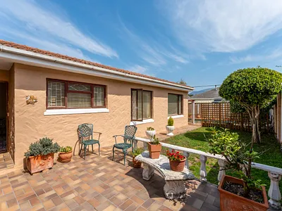 3 Bedroom House For Sale in Cape Town - nyTp.webp