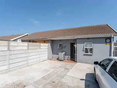 2 Bedroom House For Sale in Cape Town - bknr.webp