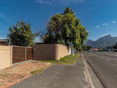 3 Bedroom House For Sale in Cape Town - IaQK.webp