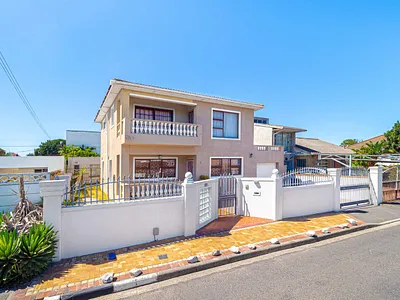 6 Bedroom House For Sale in Cape Town - ynbg.webp