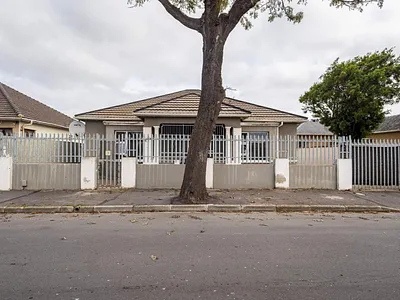 3 Bedroom House For Sale in Goodwood - 9p7E.webp