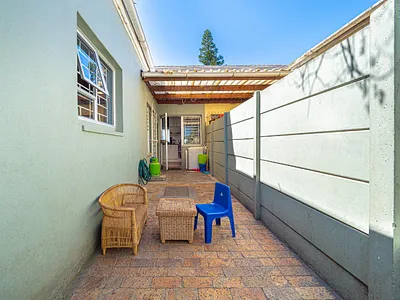 1 Bedroom House For Sale in Cape Town - RnvB.webp