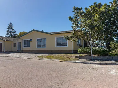 4 Bedroom House For Sale in Kuils River - sVCw.webp