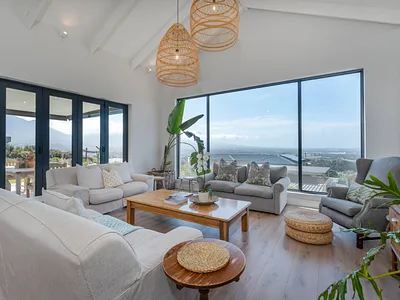 4 Bedroom House For Sale in Cape Town - 2OKh.webp