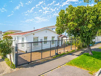 5 Bedroom House For Sale in Cape Town - gXtZ.webp