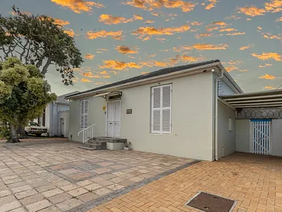 4 Bedroom House For Sale in Cape Town - VGQy.webp