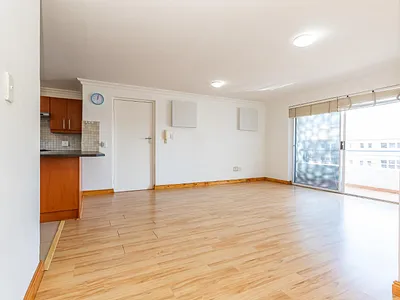 2 Bedroom Apartment For Sale in Cape Town - 7KhG.webp