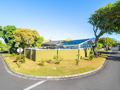 4 Bedroom House For Sale in Cape Town - lAZe.webp