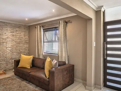 3 Bedroom House For Sale in Cape Town - xW0o.webp