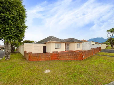 4 Bedroom House For Sale in Cape Town - qNkt.webp