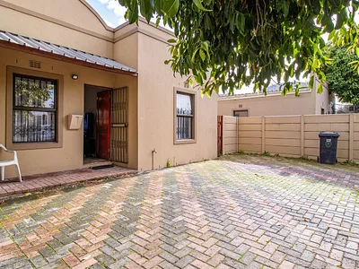 2 Bedroom House For Sale in Blue Downs - IV6j.webp
