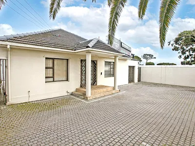 4 Bedroom House For Sale in Cape Town - img