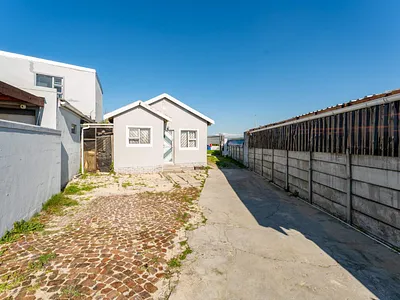 4 Bedroom House For Sale in Mitchells Plain - img