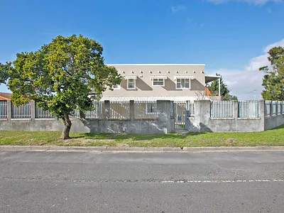 5 Bedroom House For Sale in Cape Town - ISL4.webp