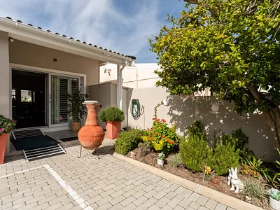 2 Bedroom Apartment For Sale in Fish Hoek - VUY9.webp