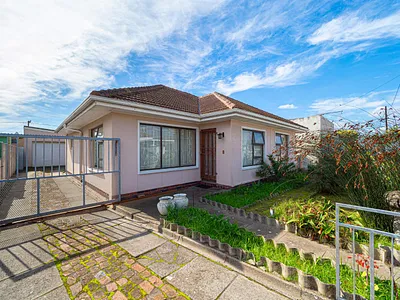 4 Bedroom House For Sale in Belthorne Estate, Cape Town - Trop.webp
